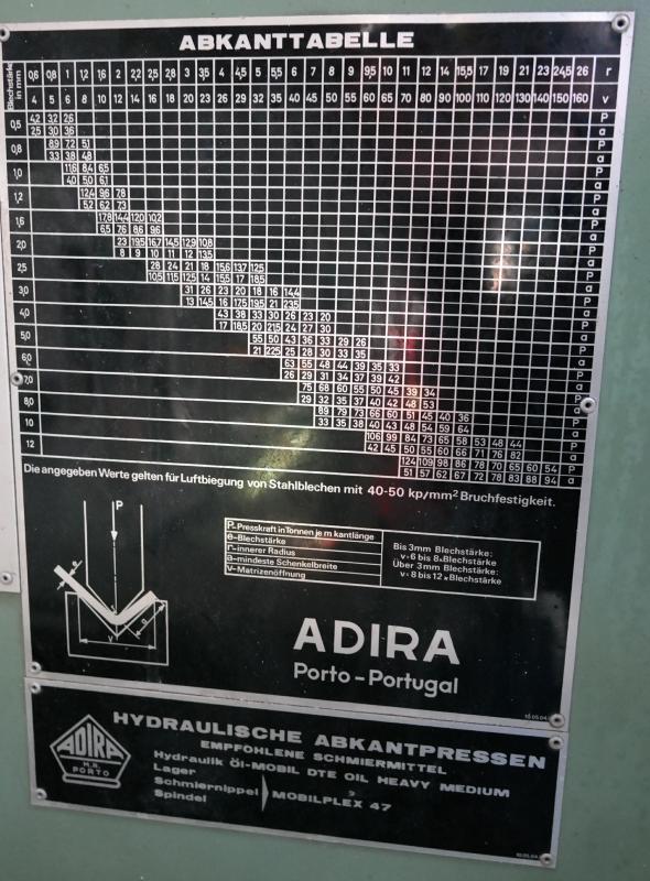 fabrikat Adira model QH-3015 hydraulisk 30 tons 1500 mm bredde. Multi spor underskinne men kun ca 500 mm kniv.