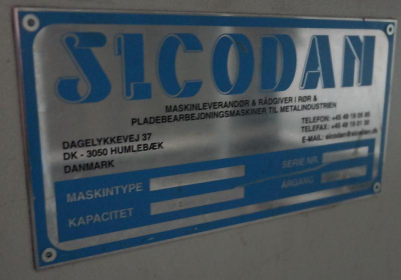 fabrikat Sicodan type W6 kapacitet 0,4-2 X 113-1200 mm. Der er Ø150 mm værktøj med. Siemens Sinumatic styring, årgang 2005. Transportabel på hjul.