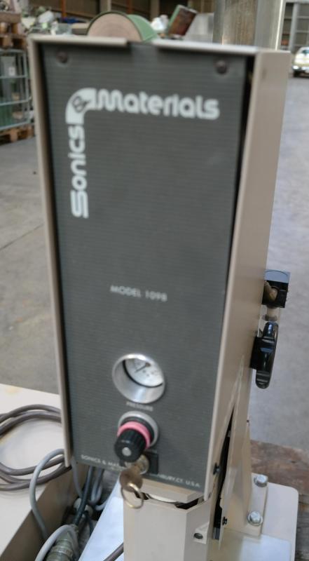 Fabrikat Sonic Materials model 1098 type EP1500, 1500 watt effekt.