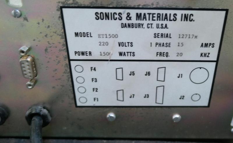 Fabrikat Sonic Materials model 1098 type EP1500, 1500 watt effekt.