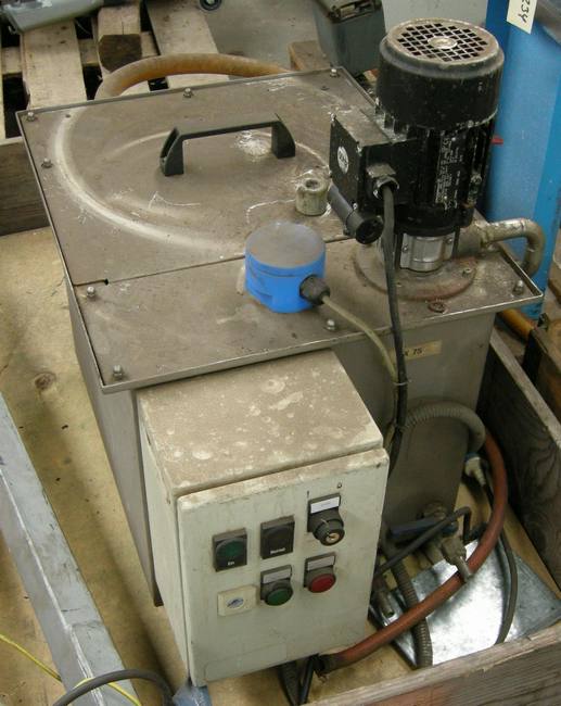med olieskimmer. Grundfos pumpe, max 1000 l/t. Rsf kar 500 X 400 X H 400 mm. Til køle/smøre middel.