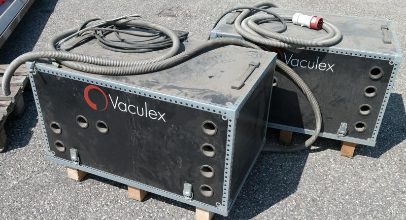 fabrikat Vacuflex bestående af 2 x 30 kg vakuumløftere. Travers ca 6 x 7,7 meter med 6 m søjler. Slange er ca 4 meter med beslag.