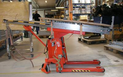 fabrikat Logitrans, håndbetjent med elektrisk løft og tilt, løfteevne 1000 kg. Ombygget til bordplade, kan tilte fra lodret til vandret ( næsten ). Indbygget lader.
