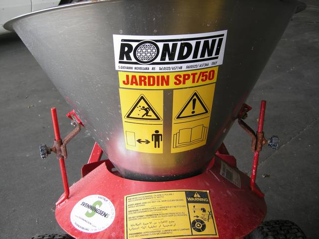 manuel 50 liter beholder i rsf. 16 X 25 kg salt og 24 X 25 kg muregrus 0-4 mm. Jardin SPT/50, Rondini.
