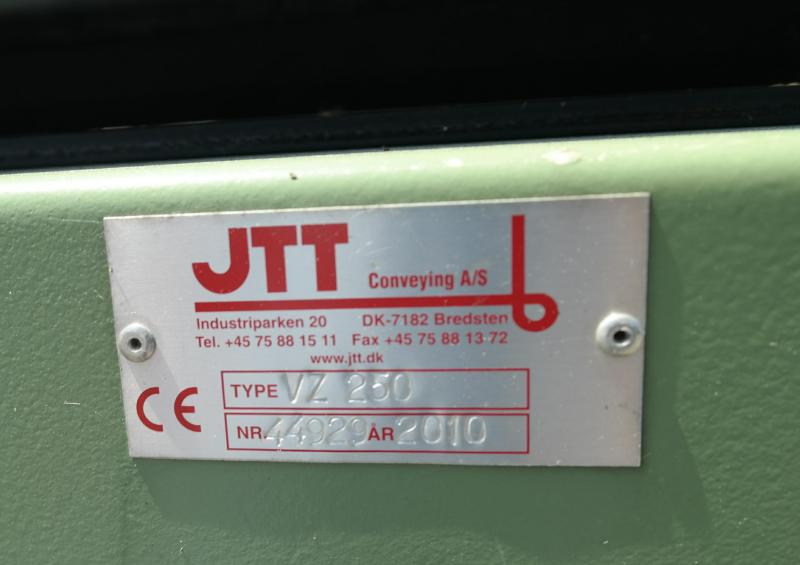 fabrikat JTT Conveying 1000 X 4000 mm type VZ250 årg 2010. 7 mm gummibånd med 10 mm medbringere. H 600-1500 mm. 150 mm sider. Mangler begge Ø200 mm valser. velegnet til affald.