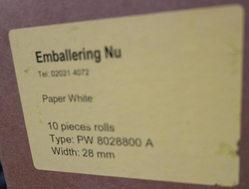 fabrikat BandAll til 28 mm papir strimmel. Der medfølger 2 kasser ekstra hvide bånd, 19 ruller.