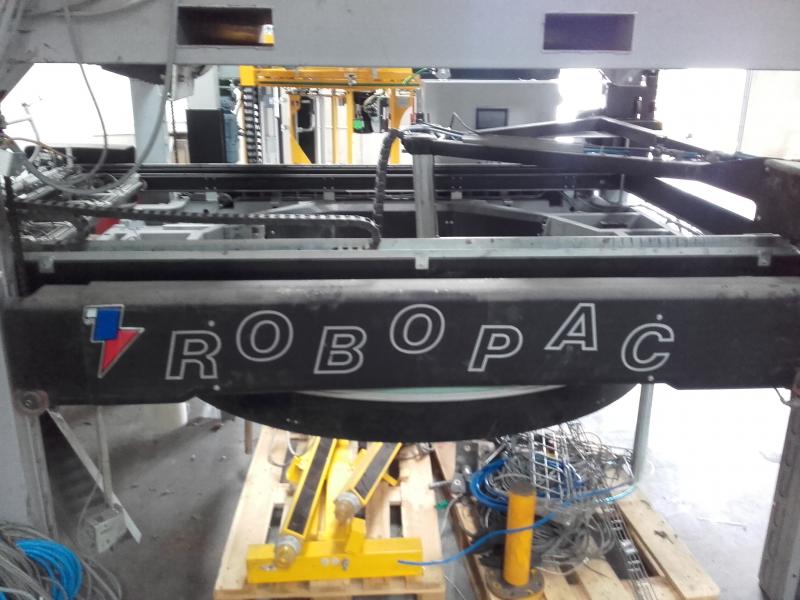 Robopac Futura 80 T .I.+ARC1 fra 11/2008 fuldautomatisk med topfolie, samt automatisk folie rulle skift. Uden bane, men brugt haves på lager.