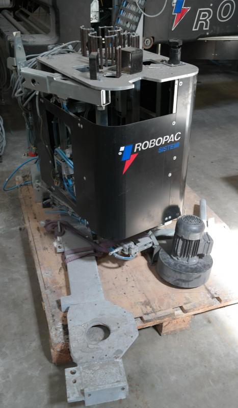 Robopac Futura 80 T .I.+ARC1 fra 11/2008 fuldautomatisk med topfolie, samt automatisk folie rulle skift. Uden bane, men brugt haves på lager.