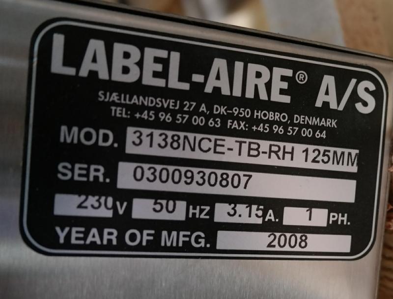 Labelaire model 3138NCE-TB-RH 125 mm. Med etikette printer/ varmpræger Avery Dennisom model DPM. Overfører etiketten til trykfod og holdes via vakuum.