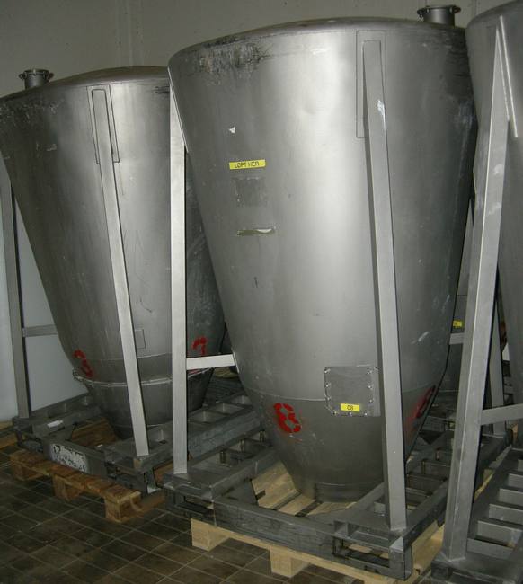 til transport. Ca 1200 liter H 2000 mm. Ø 440 mm hul i bund (mangler ventil) rustfri stål, flere stk.