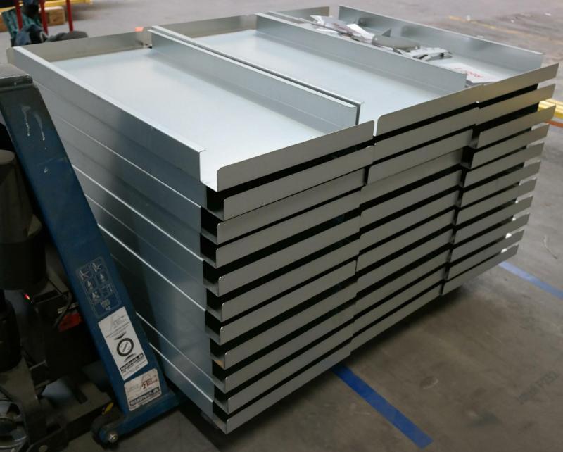 galvaniseret stålplade indlæg, bruges som hylder i pallereol. 2-3 mm tykkelse bredde 445 og 665 mm. Dybde til 1000-1050-1100 mm reol. Kraftige.