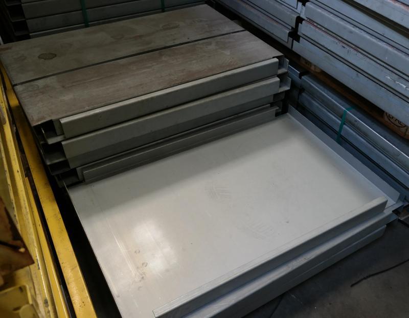 galvaniseret stålplade indlæg, bruges som hylder i pallereol. 2-3 mm tykkelse bredde 445 og 665 mm. Dybde til 1000-1050-1100 mm reol. Kraftige.