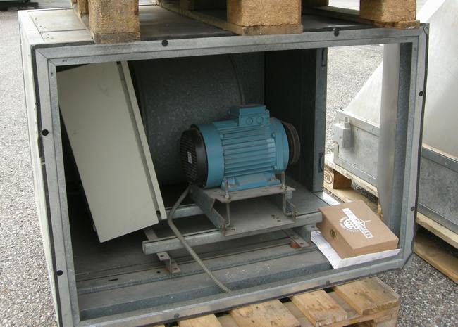 fabrikat Danvent. Samlet system til varmluftindblæsning. 1 stk calorifere model TCH- 18- V- E13. 1 stk reguleringsspjæld, 1 stk boks med ventilator.