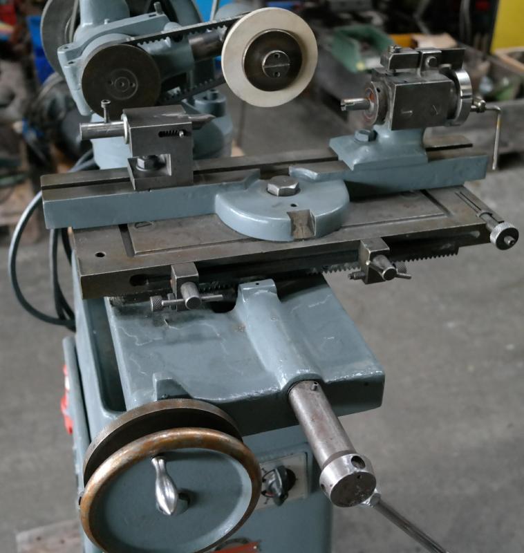 Svend Jacobsen 55 mm pinolhøjde, 300 mm vandring. Pinol dok og dele hoved med 4 deling. Ekstra motor i skab.