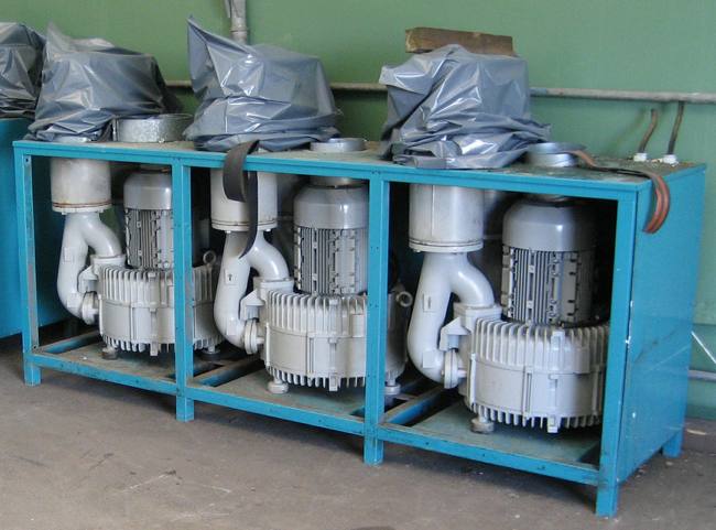 Siemens type 60301 W. 22 kw, kapacitet 2160 m3/t fritsugende. 1530 m3/t ved -20 kpa. Max vakuum 40 kpa. Nyere, vel vedligeholdt.   nyere end 1996, 1 stk er nyrenoveret. Gasrings vakuumpumper.