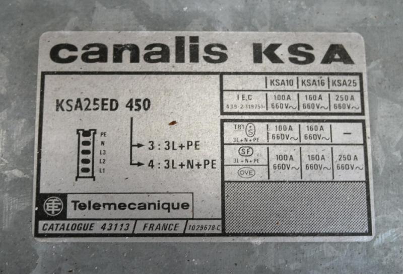 fabrikat Canalis model KSA. 5 meter skinner. type KSA10ED 450 100 ampere, samt KSA25ED 450 250 ampere. Der er tilkoblinger, samt ophæng. Bokse 1 stk. KSA250BT 42 250 amp. 1 stk. KSA02 SD41 25 amp. 5 stk. KSA125 SF41 125 amp.
