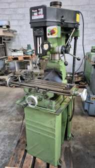fabrikat FERM model 30 100-2080 o/min 12 hastigheder. Bord 210 x 730 mm. Spindel udlæg 205 mm vandring 130 mm. MK3 til antræk. Skruestik.
