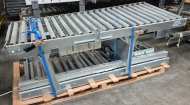 Ø48 x 810 x 2000 mm. Producent: Soco, rozstaw rolek 90 mm (C-C). 6 napędzanych pasów okrągłych, szerokość 450 mm. Podnoszenie pneumatyczne. Wys. 700–950 mm. W całości ocynkowany, kilka sztuk na magazynie.
