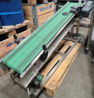 300 x 1650 x H 400-800 mm. Rustfrit stål, glat bånd gear motor. Der medfølger 2 ekstra bånd, som er Ru. Højde kan justeres med håndsving i den høje ende. Forberedt for sidestyr.