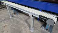 150 x 2300 X H 820 mm. Fabrikat Flexmove, plast lamelbånd med alu ramme og alu ben. Mangler gearmotor.