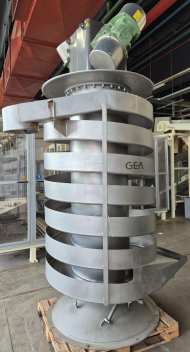 Make GEA Scan Vibro, type CER 1200, stainless steel, Ø1200 mm, discharge height 1920 mm below the outlet. Track width 280 mm, side height 175 mm. 2 x 2.7 kW motors. Designed to lift product vertically upwards, e.g. to a multihead weigher. Year 2015, Danish origin.
