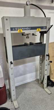 Stenhøj, 25 t. Prześwit 900 mm, szerokość wewnętrzna 740 mm. Skok 300 mm? Pompa ręczna 2-stopniowa, wciągarka linowa. Cylinder przesuwny, bardzo mało używana.
